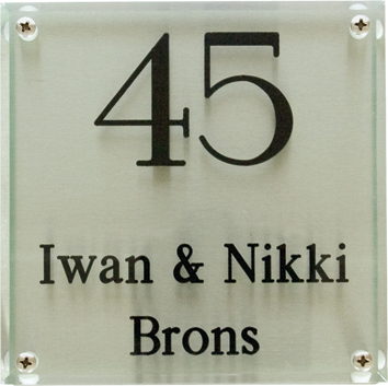 PERSONALISIERTE NAMENSCHILD IN GLASOPTIK